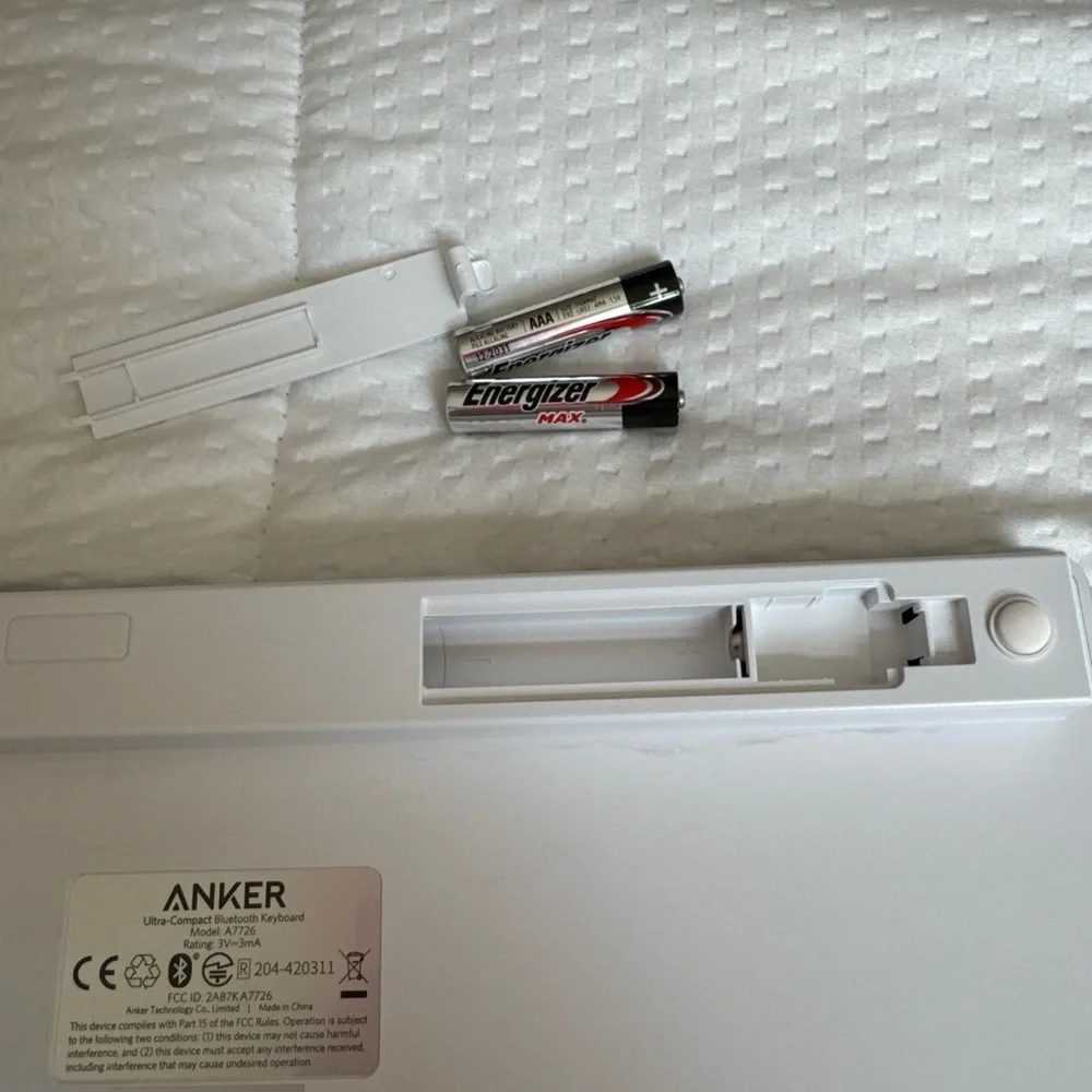 Wireless Anker White Keyboard
